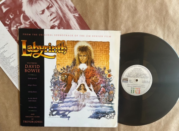 LP: Artista: David Bowie / Album: Labyrinth - Trilha Original do Filme | Selo: EMI | Cód: 31C 064 240578Capa (VG +): Muito bom: pode conter sinais leves de manuseio.Vinil (VG +): Vinil em muito bom es