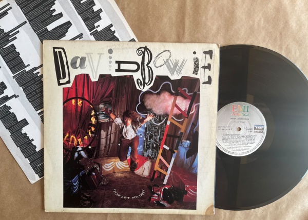 LP: Artista: David Bowie / Album: Never Let Me Down | Selo: EMI | Cód: 31C 064 240746Capa (VG -): Muito Bom: marcas superficiais, com detalhes visuais; pode conter leve rasura como um nome; leve depre