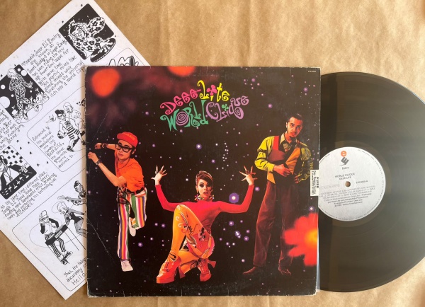 LP: Artista: Deee Lite / Album: World Clique | Selo: Elektra | Cód: 670 8200Capa (VG -): Muito Bom: marcas superficiais, com detalhes visuais; pode conter leve rasura como um nome; leve depreciação de