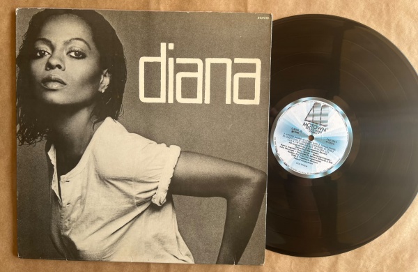 LP: Artista: Diana Ross / Album: Diana | Selo: Motown | Cód: 510 7019Capa (VG +): Muito bom: pode conter sinais leves de manuseio.Vinil (VG +): Vinil em muito bom estado.Toque do Garimpeiro: Capa Gate