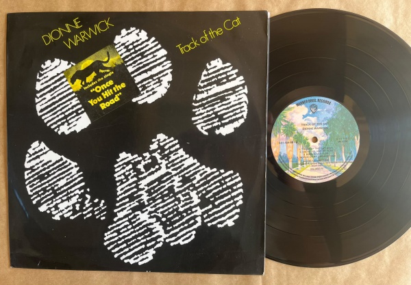 LP: Artista: Dionne Warwick / Album: Track of the Cat | Selo: WEA | Cód: 301 404 081Capa (VG): Muito Bom: marcas superficiais, com detalhes visuais; pode conter leve rasura como um nome. Vinil (VG +):