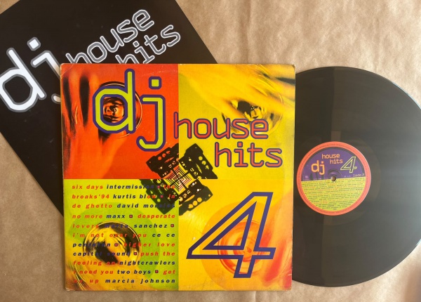 LP: Artista: DJ House Hits / Album: DJ House Hits 4 | Selo: Polygram | Cód: 516 972Capa (VG +): Muito bom: pode conter sinais leves de manuseio.Vinil (NM): Vinil em excelente estado. Toque do Garimpei