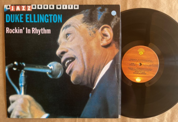 LP: Artista: Duke Ellington / Album: RockinIn Rhythm | Selo: RGE | Cód: 330 7010Capa (VG): Muito Bom: marcas superficiais, com detalhes visuais; pode conter leve rasura como um nome. Vinil (VG +): Vin