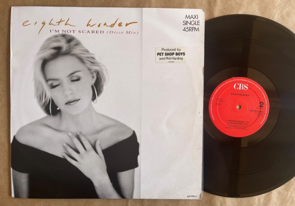 LP / Single Artista: Eighth Wonder / Album: I´m not Scared | Selo: CBS | Cód: 651 359 6 - Prensagem HolandaCapa (VG +): Muito bom: pode conter sinais leves de manuseio.Vinil (VG +): Vinil em muito bom