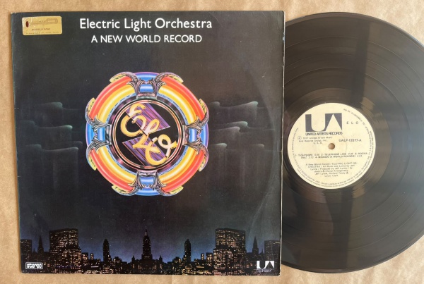 LP: Artista: Electric Light Orchestra / Album: A new World Record | Selo: United Artists Records | Cód: UALP-12077Capa (VG -): Muito Bom: marcas superficiais, com detalhes visuais; pode conter leve ra