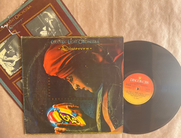 LP: Artista: Electric Light Orchestra / Album: Discovery | Selo: CBS | Cód: 230 028Capa (VG): Muito Bom: marcas superficiais, com detalhes visuais; pode conter leve rasura como um nome. Vinil (VG +):