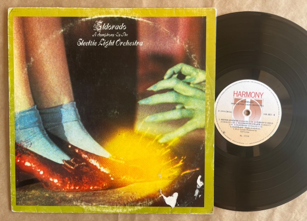 LP: Artista: Electric Light Orchestra / Album: Eldorado | Selo: Harmony | Cód: 148 003Capa (VG -): Muito Bom: marcas superficiais, com detalhes visuais; pode conter leve rasura como um nome; leve depr