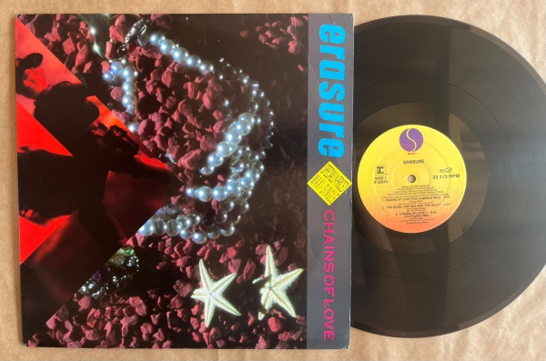 LP/ Single Artista: Erasure / Album: Chains of Love | Selo: Sire | Cód: 20 953 - Prensagem USACapa (VG +): Muito bom: pode conter sinais leves de manuseio.Vinil (VG): Vinil em muito bom estado / risco