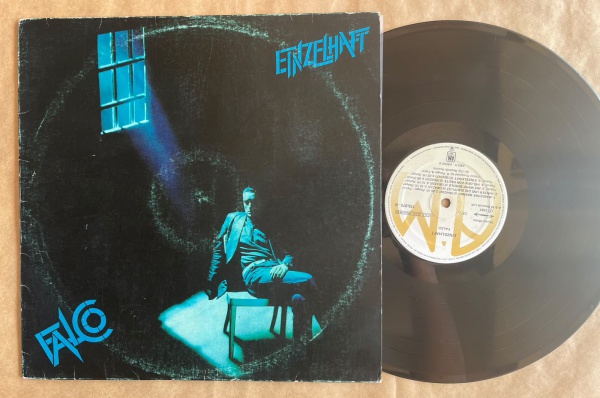 LP: Artista: Einzelhaft / Album: Falco | Selo: A&M Records | Cód: 170 075Capa (VG): Muito Bom: marcas superficiais, com detalhes visuais; pode conter leve rasura como um nome. Vinil (VG): Vinil em mui