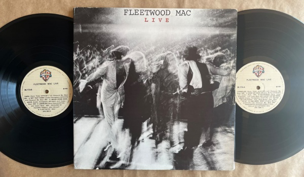 LP: Artista: Fleetwood Mac / Album: Live | Selo: WEA | Cód: 36 173/4Capa (VG): Muito Bom: marcas superficiais, com detalhes visuais; pode conter leve rasura como um nome. Vinil (VG): Vinil em muito bo