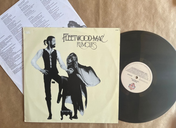 LP: Artista: Fleetwood Mac / Album: Rumours | Selo: WEA | Cód: 670 4183Capa (VG): Muito Bom: marcas superficiais, com detalhes visuais; pode conter leve rasura como um nome. Vinil (VG +): Vinil em mui