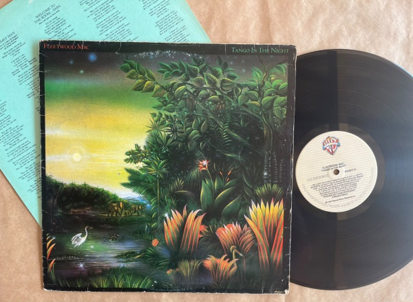 LP: Artista: Fleetwood Mac / Album: Tango in the night | Selo: WEA | Cód: 670 0017Capa (VG -): Muito Bom: marcas superficiais, com detalhes visuais; pode conter leve rasura como um nome; leve deprecia
