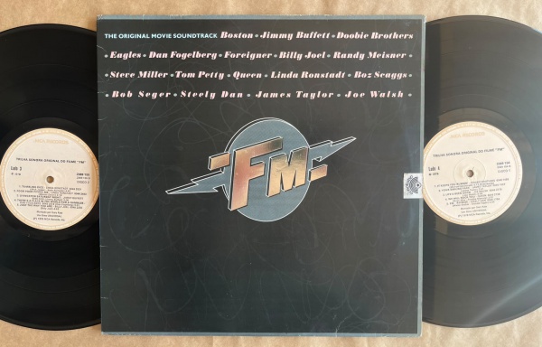 LP: Artista: FM - Trilha original do Filme / Album: FM - Trilha original do Filme | Selo: MCA Records | Cód: 2369 154/5Capa (VG): Muito Bom: marcas superficiais, com detalhes visuais; pode conter leve
