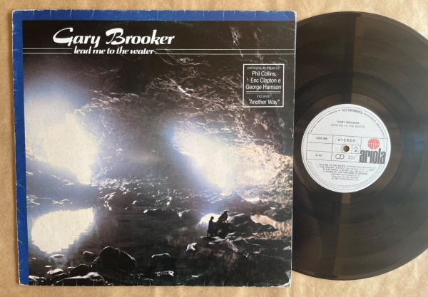 LP: Artista: Gary Brooker / Album: Lead me to the water | Selo: Ariola | Cód: 6359 098Capa (VG): Muito Bom: marcas superficiais, com detalhes visuais; pode conter leve rasura como um nome. Vinil (VG +