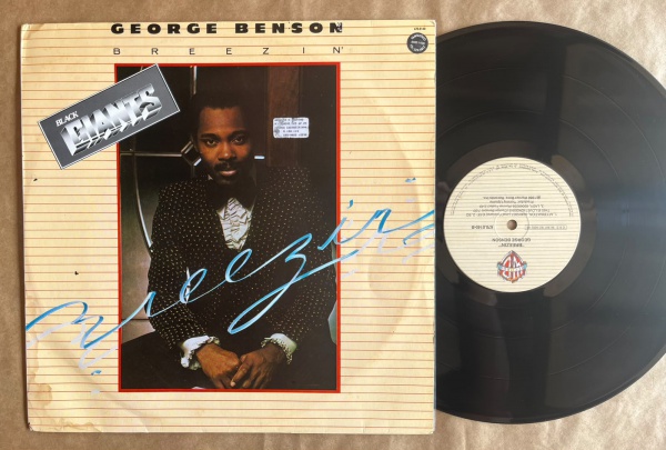 LP: Artista: George Benson / Album: Brerzin | Selo: WEA | Cód: 670 0140Capa (VG -): Muito Bom: marcas superficiais, com detalhes visuais; pode conter leve rasura como um nome; leve depreciação de VG.