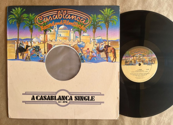 LP/ Single Artista: Giorgio Moroder / Album: Chase | Selo: Casablanca Record | Cód: NDB-20146 - Prensagem USACapa (VG +): Muito bom: pode conter sinais leves de manuseio.Vinil (VG +): Vinil em muito b