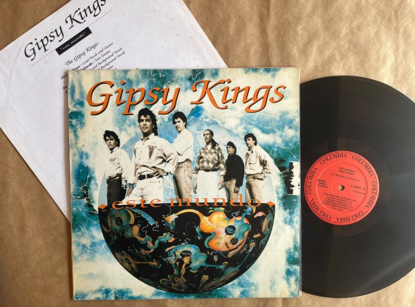 LP: Artista: Gipsy Kings / Album: Este mundo | Selo: Columbia | Cód: 268 078Capa (VG): Muito Bom: marcas superficiais, com detalhes visuais; pode conter leve rasura como um nome. Vinil (VG +): Vinil e