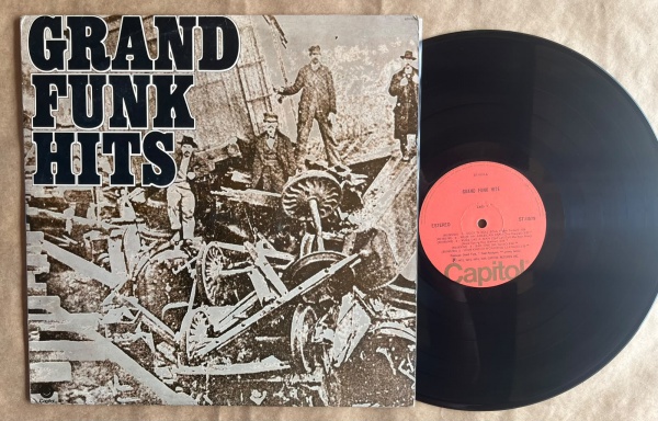 LP: Artista: Grand Funk / Album: Grand Funk Hits | Selo: Capitol | Cód: ST-11579Capa (VG): Muito Bom: marcas superficiais, com detalhes visuais; pode conter leve rasura como um nome. Vinil (VG): Vinil