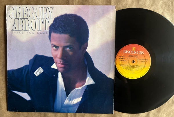 LP: Artista: Gregory Abbott / Album: Shake you down | Selo: CBS | Cód: 138 695Capa (VG): Muito Bom: marcas superficiais, com detalhes visuais; pode conter leve rasura como um nome. Vinil (VG +): Vinil