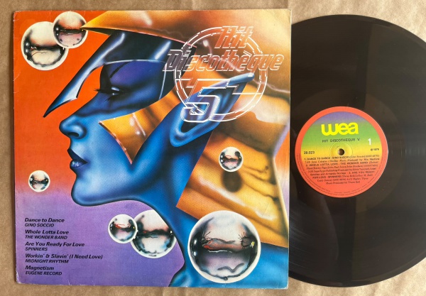LP: Artista: Hit Discotheque 5 / Album: Hit Discotheque 5, coletânea | Selo: WEA | Cód: 28 023Capa (VG): Muito Bom: marcas superficiais, com detalhes visuais; pode conter leve rasura como um nome. Vin