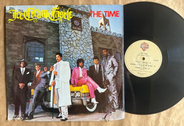 LP: Artista: Ice Cream Castle / Album: The Time | Selo: WEA | Cód: 26 138Capa (P): Regular: Pode conter rasuras maiores, manchas de mofo pronunciada,pode faltar parte da estrutura de capa Vinil (VG +)