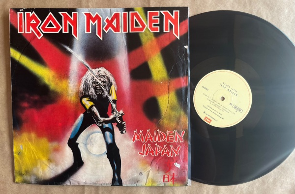 LP: Artista: Iron Maiden / Album: Maiden Japan | Selo: EMI | Cód: 31C 064 07733Capa (VG -): Muito Bom: marcas superficiais, com detalhes visuais; pode conter leve rasura como um nome; leve depreciação