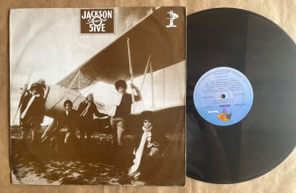 LP: Artista: Jackson Five / Album: Skywriter | Selo: Motown - Tapecar | Cód: M761LCapa (VG): Muito Bom: marcas superficiais, com detalhes visuais; pode conter leve rasura como um nome. Vinil (VG +): V