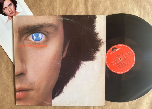 LP: Artista: Jarre / Album: Magnetic Fields | Selo: Polydor | Cód: 2311 075Capa (VG): Muito Bom: marcas superficiais, com detalhes visuais; pode conter leve rasura como um nome. Vinil (VG +): Vinil em