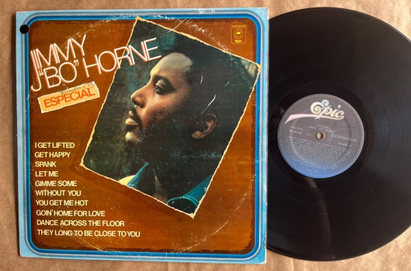 LP: Artista: Jimmy Bo Horne / Album: Especial - Jimmy Bo Horne | Selo: Epic | Cód: 144 409Capa (VG): Muito Bom: marcas superficiais, com detalhes visuais; pode conter leve rasura como um nome. Vinil (