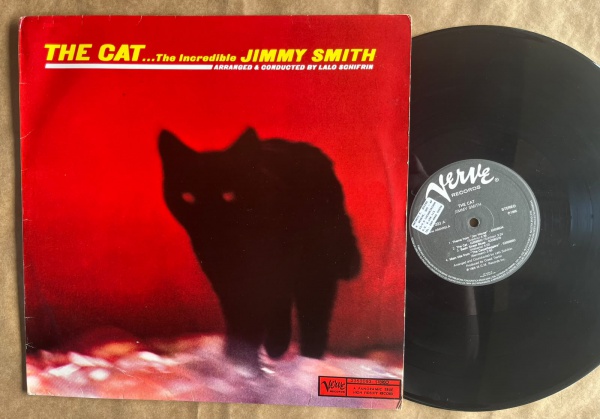 LP: Artista: Jimmy Smith / Album: The Cat | Selo: Verve | Cód: 2352 093Capa (VG): Muito Bom: marcas superficiais, com detalhes visuais; pode conter leve rasura como um nome. Vinil (VG +): Vinil em mui