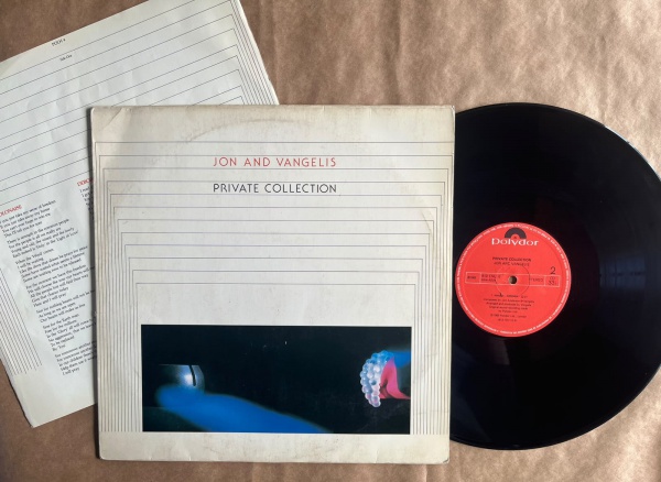 LP: Artista: Jon And Vangelis / Album: Private Collection | Selo: Polydor | Cód: 813 174Capa (VG): Muito Bom: marcas superficiais, com detalhes visuais; pode conter leve rasura como um nome. Vinil (VG