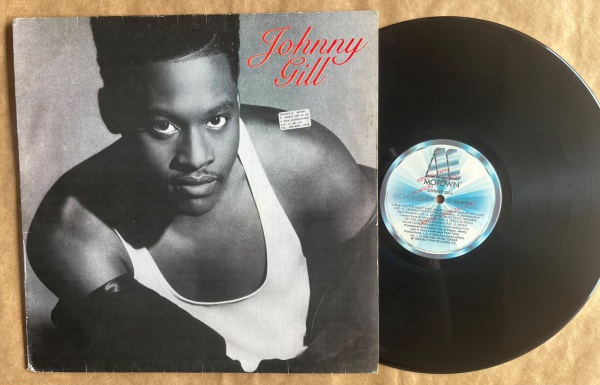 LP: Artista: Johnny Gill / Album: Johnny Gill | Selo: Motown | Cód: 150 8079Capa (VG): Muito Bom: marcas superficiais, com detalhes visuais; pode conter leve rasura como um nome. Vinil (VG +): Vinil e