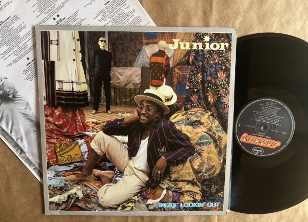 LP: Artista: Junior / Album: Inside Lookin´out | Selo: Mercury | Cód: 812 325 1Capa (VG): Muito Bom: marcas superficiais, com detalhes visuais; pode conter leve rasura como um nome. Vinil (VG +): Vini