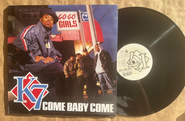 LP/ Single Artista: K7 / Album: Come baby come | Selo: Tommy boys Records | Cód: TB 572 - Prensagem USACapa (VG +): Muito bom: pode conter sinais leves de manuseio.Vinil (VG +): Vinil em muito bom est