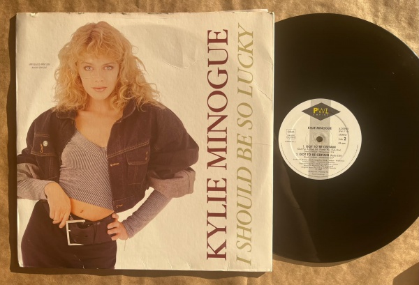 LP/ Single Artista: Kylie Minogue / Album: I Should be so lucky | Selo: PWL Empire | Cód: PWL T 12 / 620 900 - Prensagem USACapa (VG +): Muito bom: pode conter sinais leves de manuseio.Vinil (VG +): V
