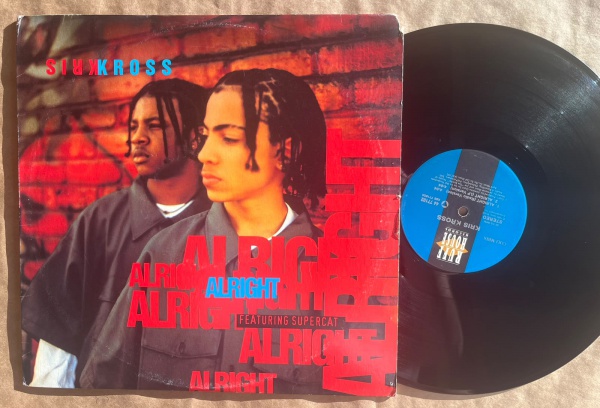 LP/ Single Artista: Kris Kross / Album: Alright | Selo: Ruff House Records | Cód: 44 77102 - Prensagem USACapa (VG): Muito Bom: marcas superficiais, com detalhes visuais; pode conter leve rasura como