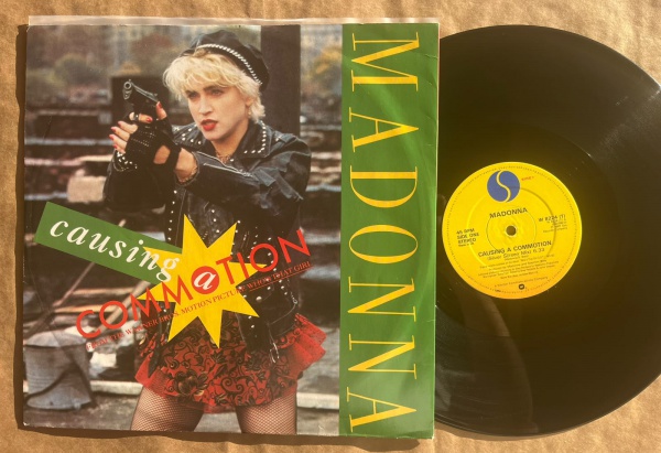 LP/ Single Artista: Madonna / Album: Causing a commotion | Selo: Sire | Cód: W 8224 T - Prensagem USACapa (VG +): Muito bom: pode conter sinais leves de manuseio.Vinil (VG +): Vinil em muito bom estad