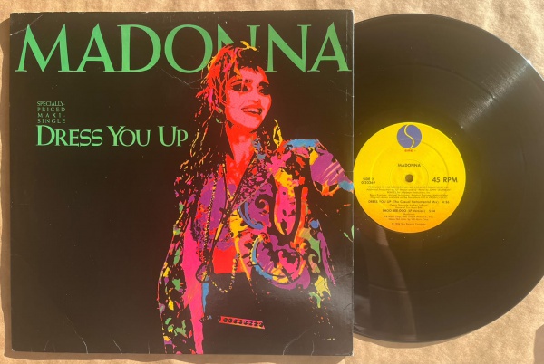 LP/ Single Artista: Madonna / Album: Dress you up | Selo: Sire | Cód: 0-20369 - Prensagem USACapa (VG +): Muito bom: pode conter sinais leves de manuseio.Vinil (VG +): Vinil em muito bom estado.Toque