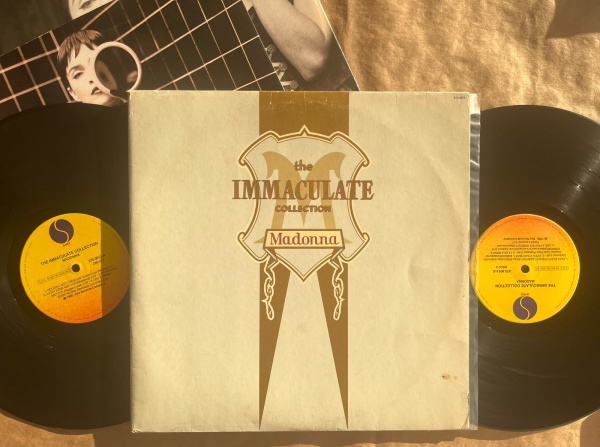 LP: Artista: Madonna / Album: The Immaculate Collection | Selo: Sire | Cód: 675 9013Capa (VG): Muito Bom: marcas superficiais, com detalhes visuais; pode conter leve rasura como um nome. Vinil (VG +):