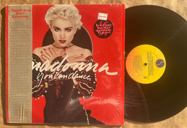 LP/ Single Artista: Madonna / Album: You can dance | Selo: Sire | Cód: 1-25535 - Prensagem USACapa (VG +): Muito bom: pode conter sinais leves de manuseio.Vinil (VG +): Vinil em muito bom estado.Toque