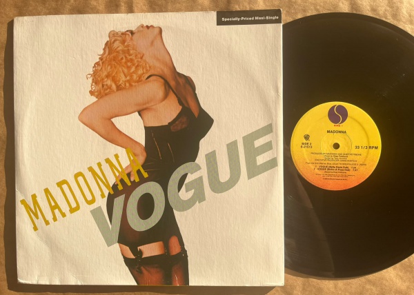 LP/ Single Artista: Madonna / Album: Vogue | Selo: Sire | Cód: 0-21513 - Prensagem USACapa (VG +): Muito bom: pode conter sinais leves de manuseio.Vinil (VG +): Vinil em muito bom estado.Toque do Gari