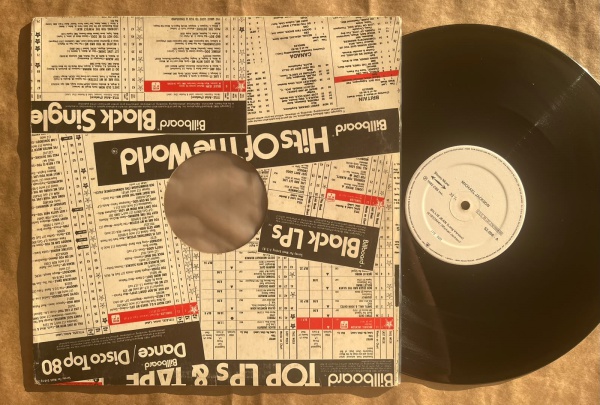 LP/ Single Artista: Michael Jackson / Album: Billie Jean | Selo: CBS | Cód: 52 008 A Capa (VG): Muito Bom: marcas superficiais, com detalhes visuais; pode conter leve rasura como um nome. Vinil (VG +)
