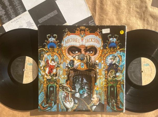 LP: Artista: Michael Jackson / Album: Dangerous | Selo: Epic | Cód: 237 001/2Capa (VG +): Muito bom: pode conter sinais leves de manuseio.Vinil (VG): Vinil em muito bom estado / riscos superficiais qu