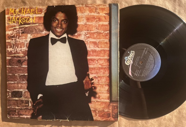 LP: Artista: Michael Jackson / Album: Off the wall | Selo: Epic | Cód: 235 038Capa (VG): Muito Bom: marcas superficiais, com detalhes visuais; pode conter leve rasura como um nome. Vinil (VG): Vinil e
