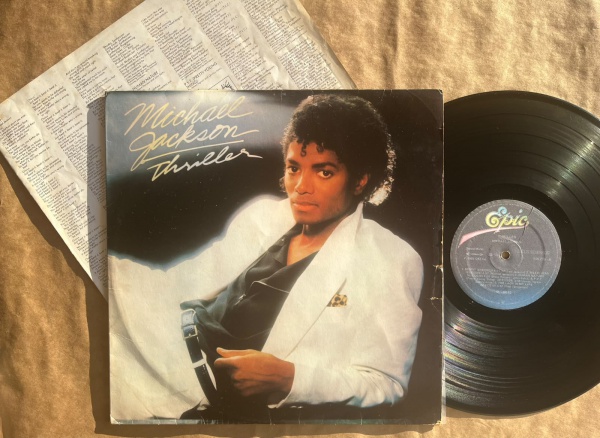 LP: Artista: Michael Jackson / Album: Thriller | Selo: Epic | Cód: 144 776Capa (VG): Muito Bom: marcas superficiais, com detalhes visuais; pode conter leve rasura como um nome. Vinil (VG +): Vinil em