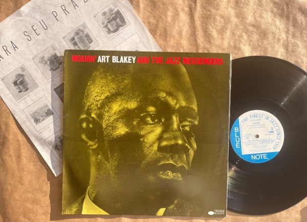 LP: Artista: Moanin / Album: Art Blakey and the jazz messengers | Selo: Blue Note | Cód: 068 746 516Capa (VG +): Muito bom: pode conter sinais leves de manuseio.Vinil (NM): Vinil em excelente estado.