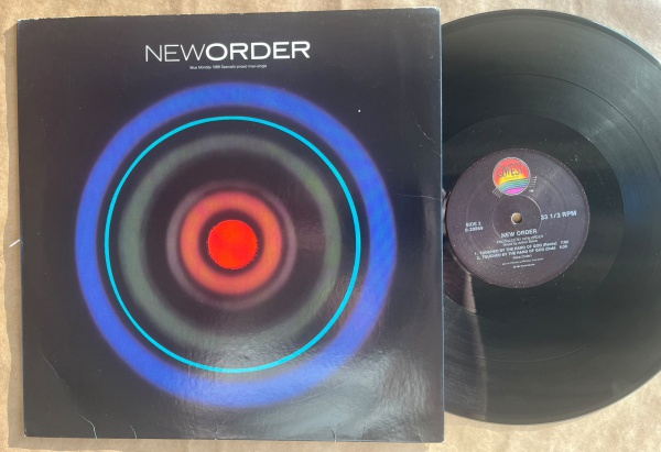 LP/ Single Artista: Neworder / Album: Blue Monday | Selo: Qwest Records | Cód: 0-20869 - Prensagem USACapa (VG +): Muito bom: pode conter sinais leves de manuseio.Vinil (VG): Vinil em muito bom estado