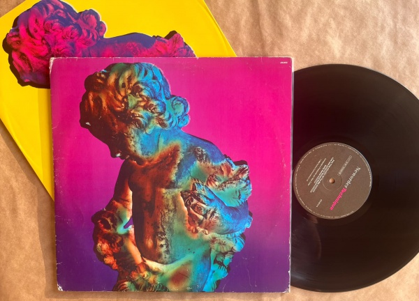 LP: Artista: Neworder / Album: Technique | Selo: BMG Ariola | Cód: 670 9010Capa (VG): Muito Bom: marcas superficiais, com detalhes visuais; pode conter leve rasura como um nome. Vinil (VG +): Vinil em