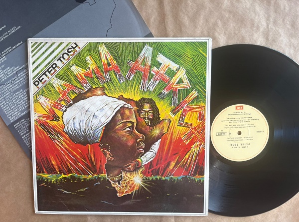 LP: Artista: Peter Tosh / Album: Mama Africa | Selo: EMI | Cód: 31C 064 07717Capa (VG): Muito Bom: marcas superficiais, com detalhes visuais; pode conter leve rasura como um nome. Vinil (NM): Vinil em