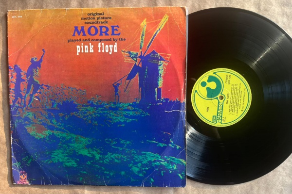 LP: Artista: Pink Floid / Album: More | Selo: Harvest | Cód: SHVL-1010 / YAX 3869Capa (VG): Muito Bom: marcas superficiais, com detalhes visuais; pode conter leve rasura como um nome. Vinil (VG): Vini